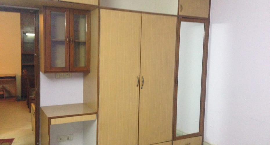 Nice comfortable home next to metro station. Full privacy and good location, New Delhi 5